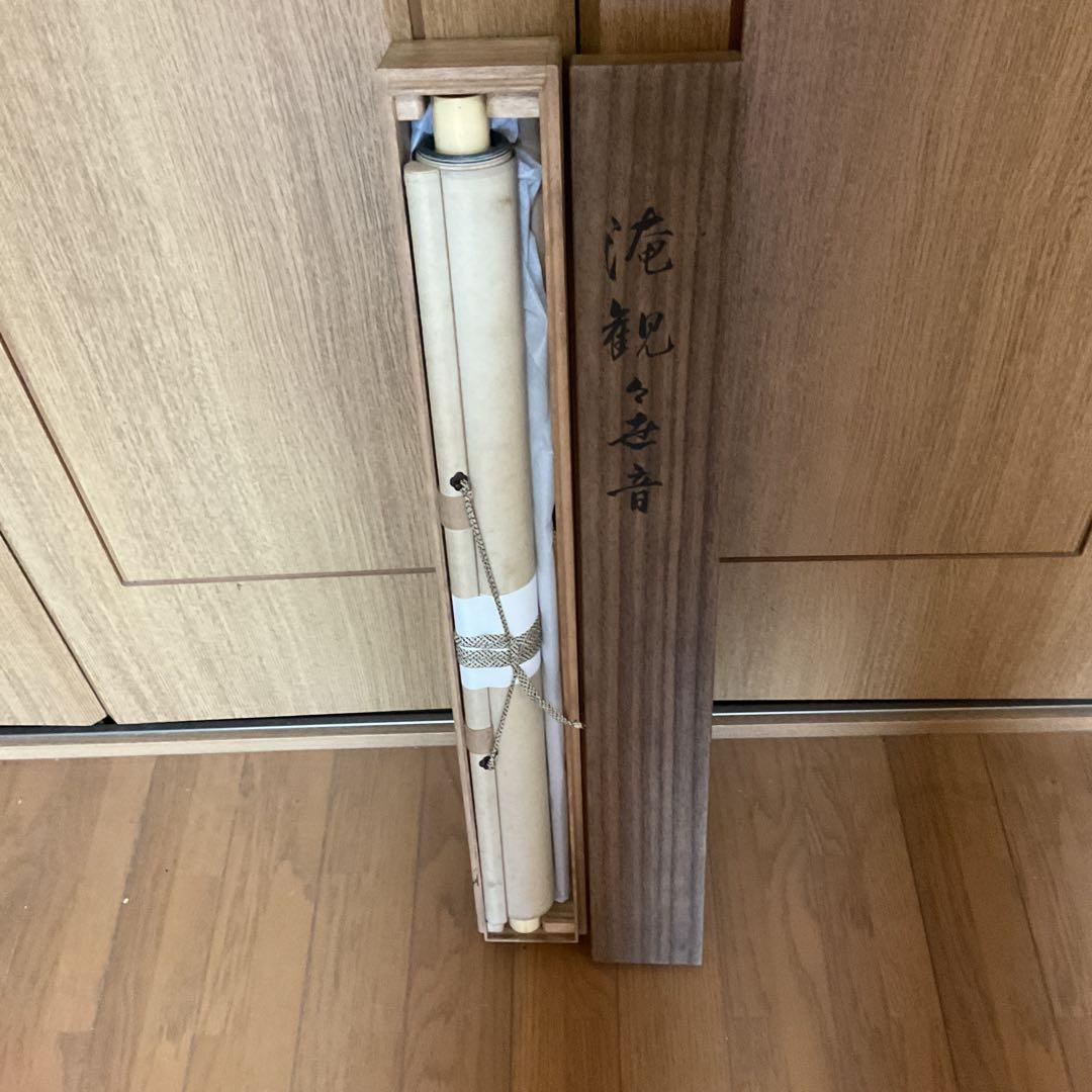 華 泉 筆 絹本彩色画 【 滝 観 世 音 図 】 共箱在