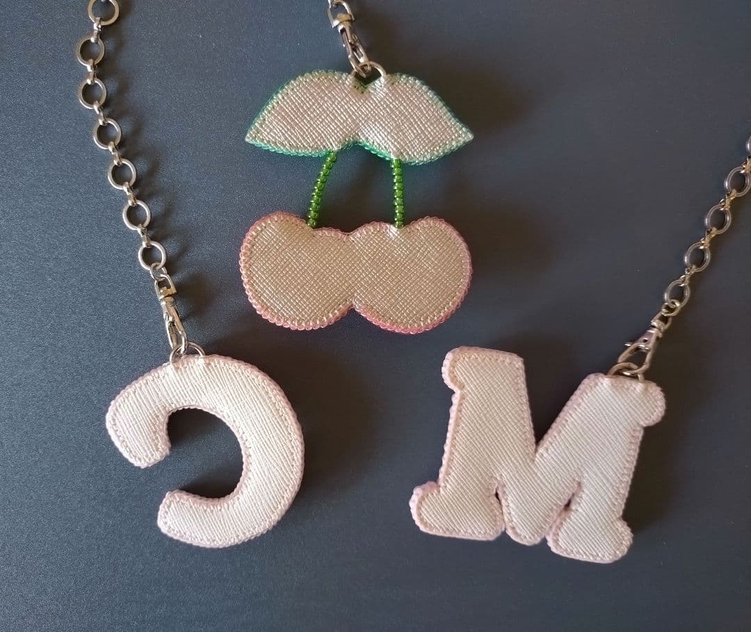 ☆ちぃ☆ピンクのさくらんぼ・イニシャルМ・イニシャルC バックチャーム