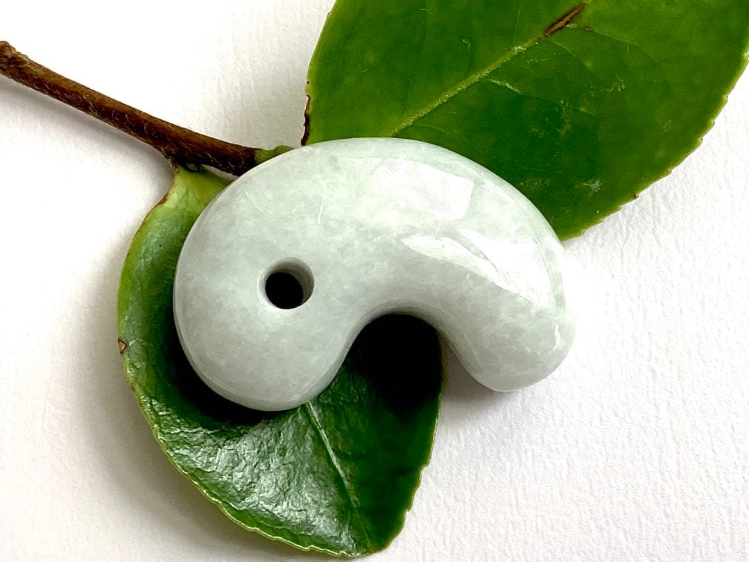 今回の原石大当たり‼️極上*氷*糸魚川翡翠勾玉アイスジェイド 幸運御