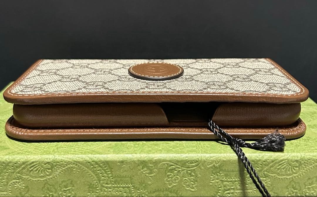 新品 未使用 GUCCI iPhone 15 PRO ケース ブック型 手帳型