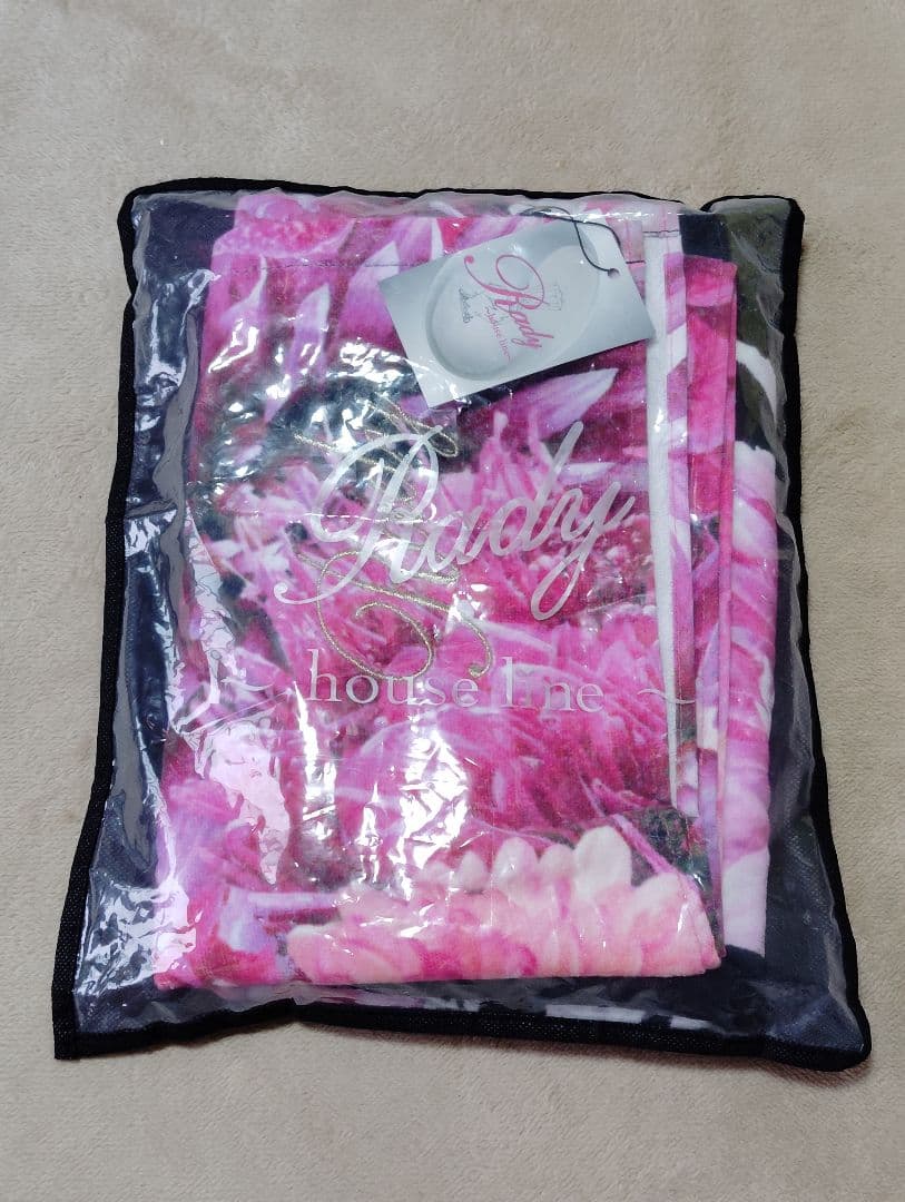 入手困難 完売品】廃盤 新品タグ付radyレディ リゾフラ バスタオル ロゴ