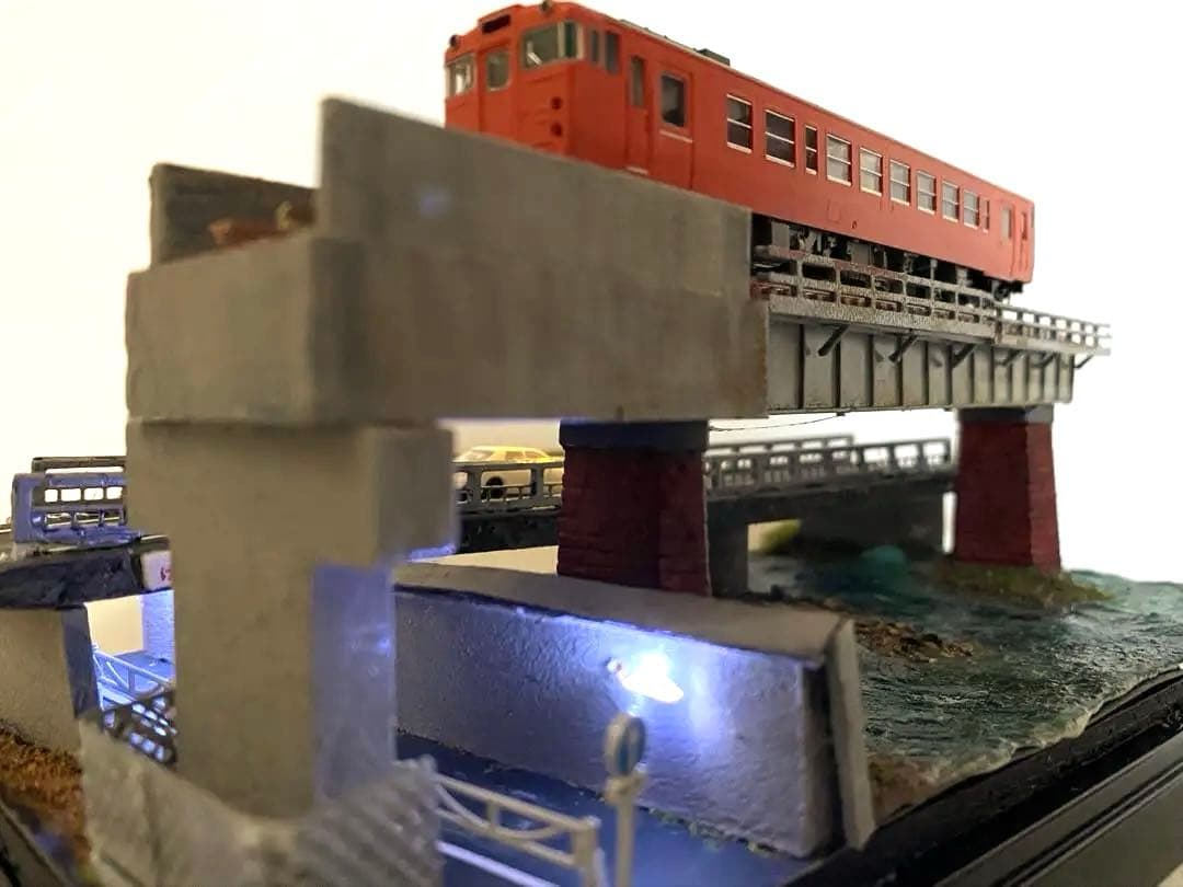 Nゲージ　鉄道　ジオラマ　模型　ガーター橋と架道橋　展示台　LED照明付き