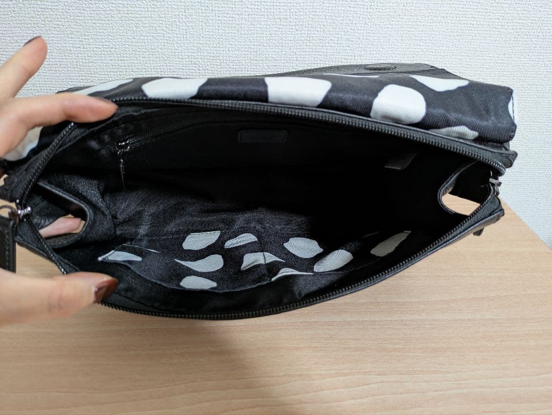 イアパピヨネ　ワイドテープショルダーバッグ　ブラック　黒　レザー　本革