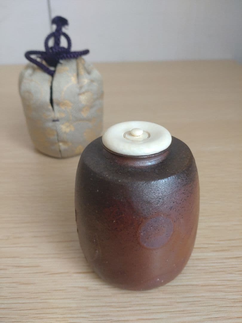 窯変】伊勢崎卓 肩衝茶入 牙蓋 大海茶入 焼き締め 灰被り 徳利 古備前