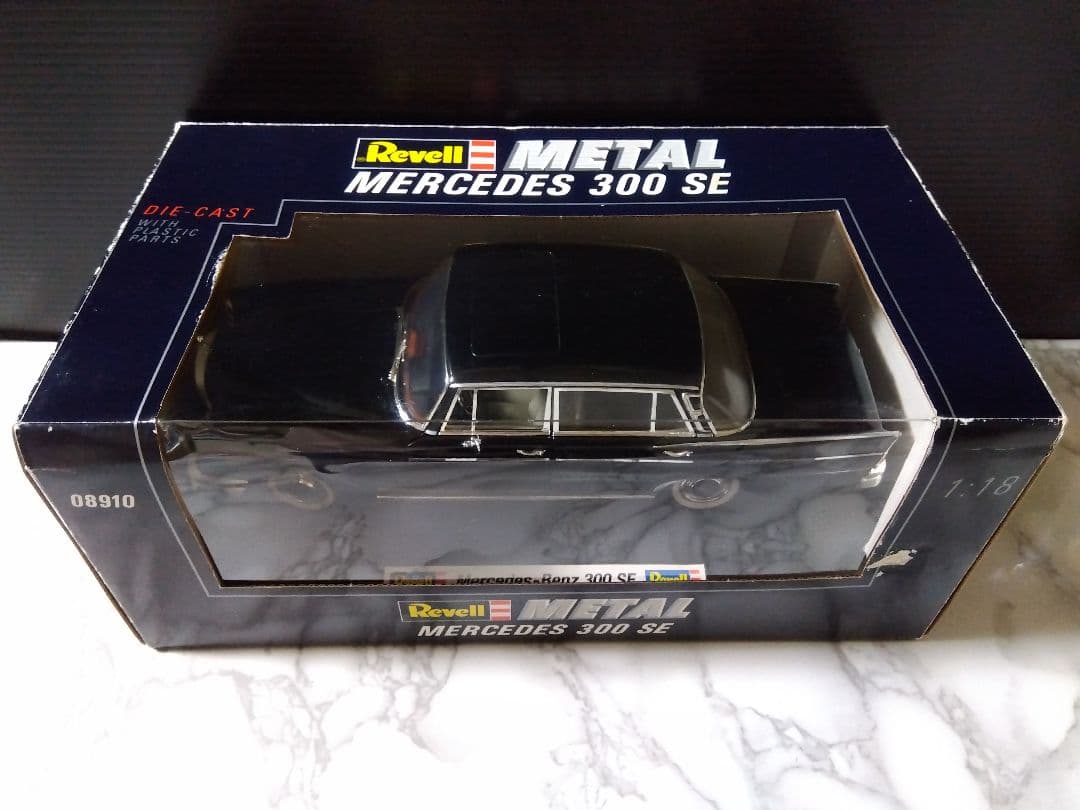 メルセデス・ベンツ 300 SE( ハネベン) 1/18 ブラック