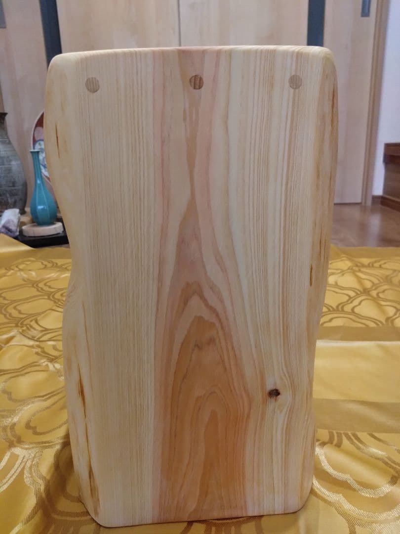 檜のベンチ（70）樹齢約70年、檜の原木の模様、年輪が綺麗