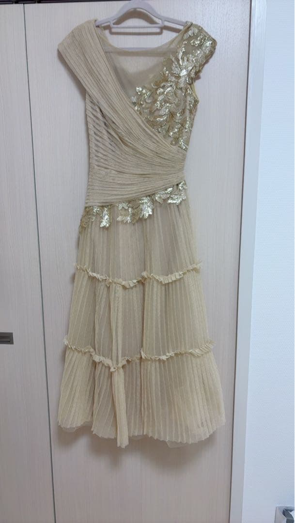 タダシショージ　金色の刺繍付き