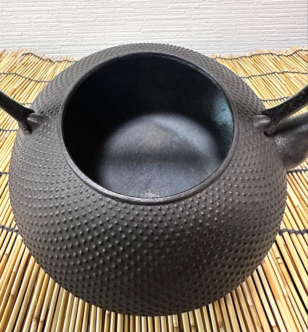 未使用品、供箱付　南部藤枝工房　藤枝 昌行作　１２型アラレ　南部鉄瓶　南部鉄器