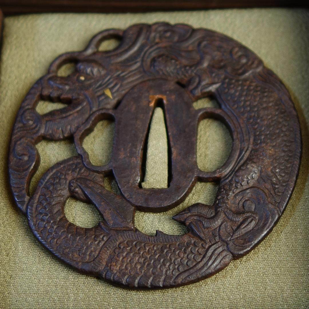 【 在銘 越前住記内 雲龍透鍔 】(鍔箱・布団付) 鍔 鐔 刀装具 武具 骨董