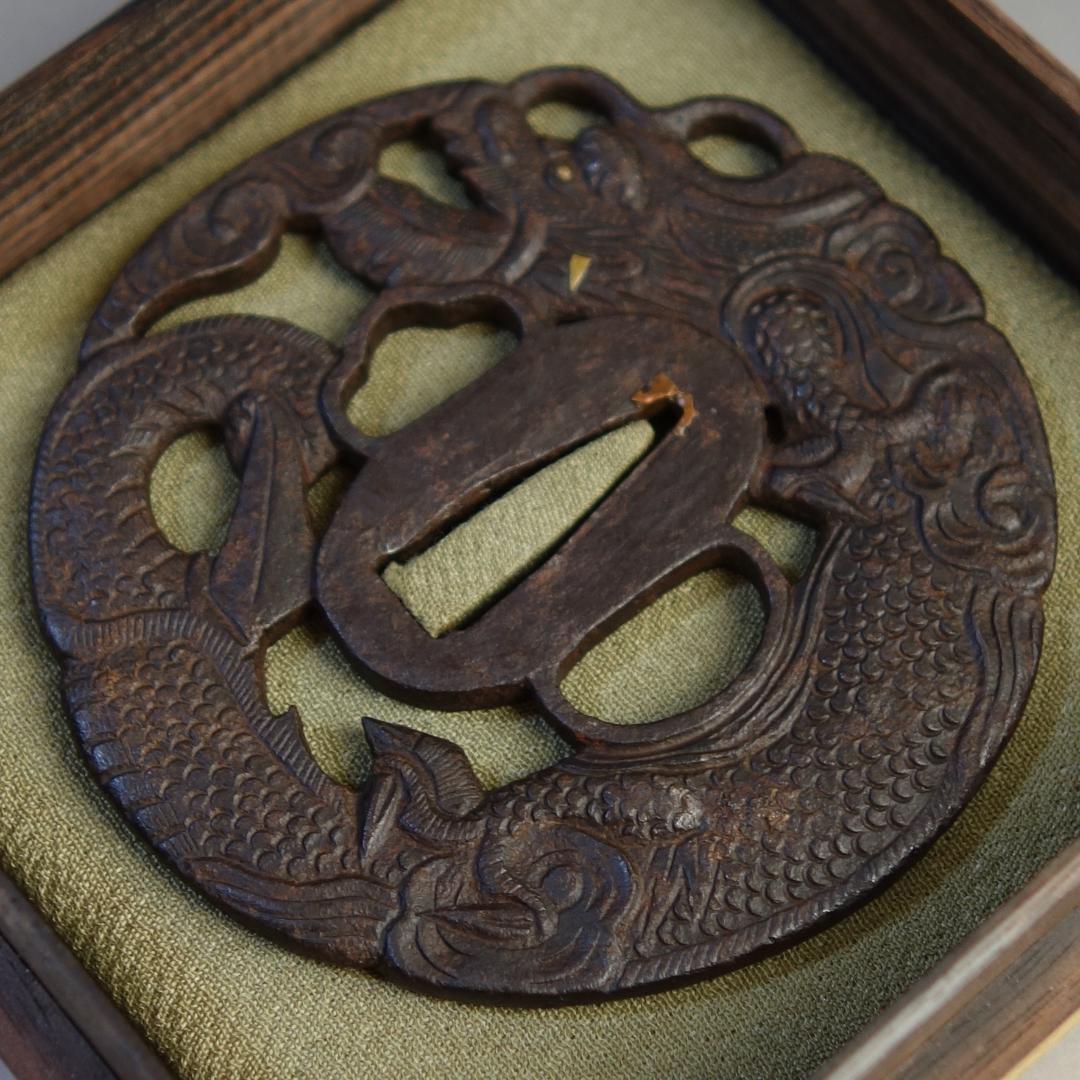 【 在銘 越前住記内 雲龍透鍔 】(鍔箱・布団付) 鍔 鐔 刀装具 武具 骨董