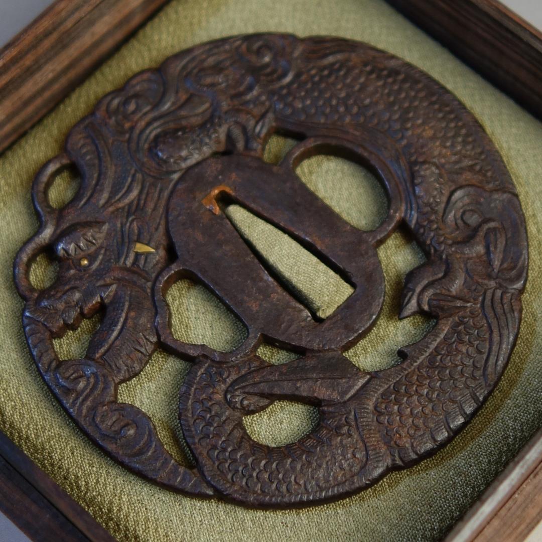 【 在銘 越前住記内 雲龍透鍔 】(鍔箱・布団付) 鍔 鐔 刀装具 武具 骨董