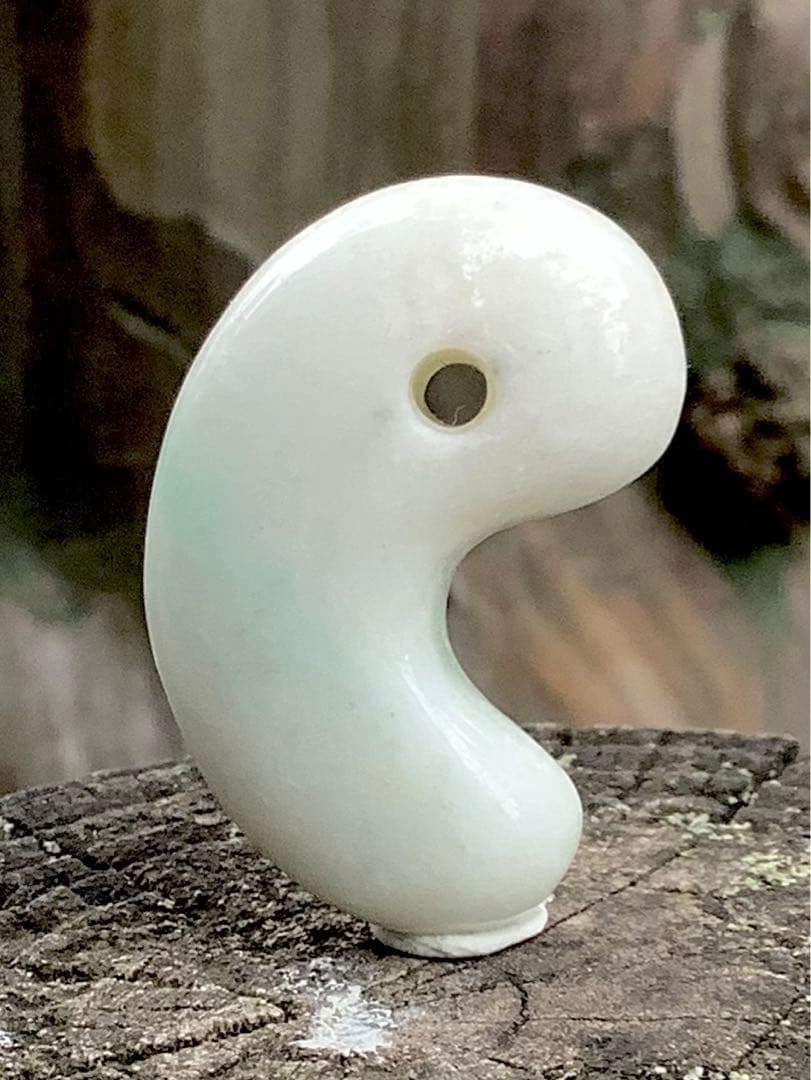 ✳綺麗な淡い緑入り 糸魚川翡翠勾玉 本物の守護石 お守りにお