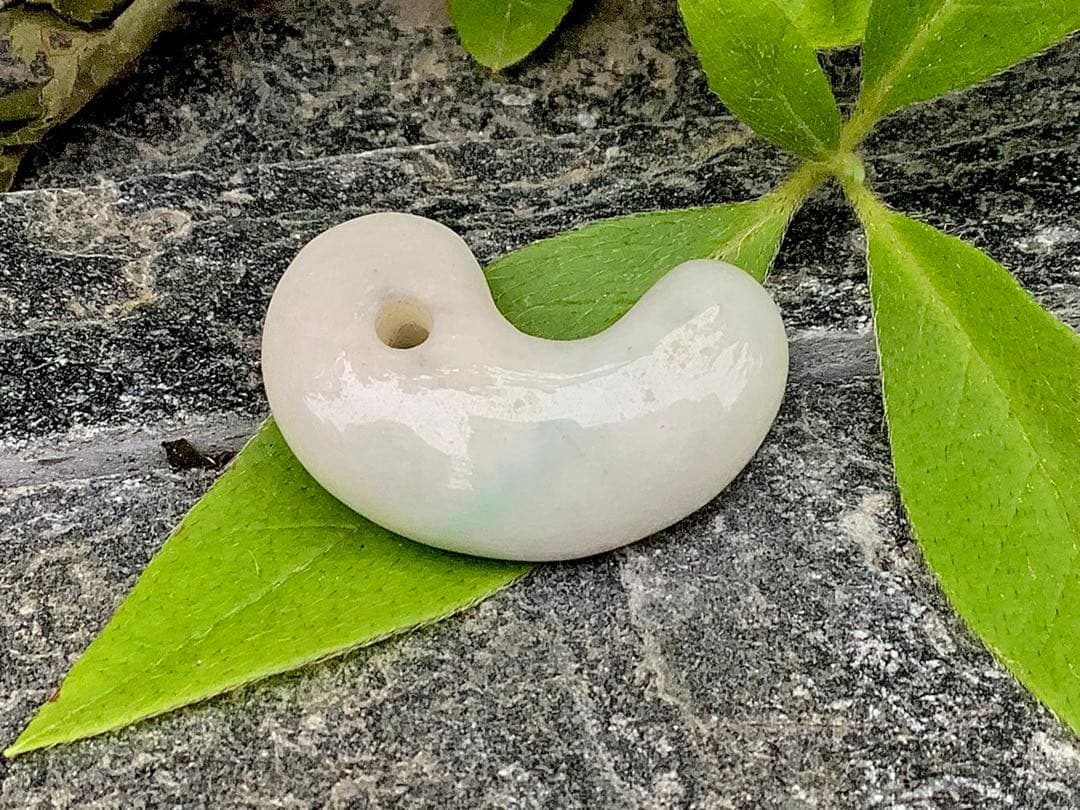 ✳綺麗な淡い緑入り 糸魚川翡翠勾玉 本物の守護石 お守りにお