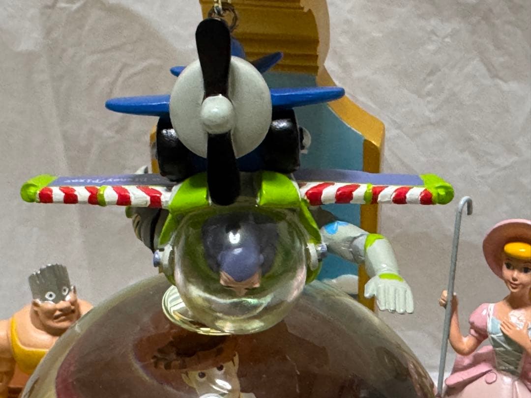 トイストーリー ベッド型 オルゴール付きスノーグローブ