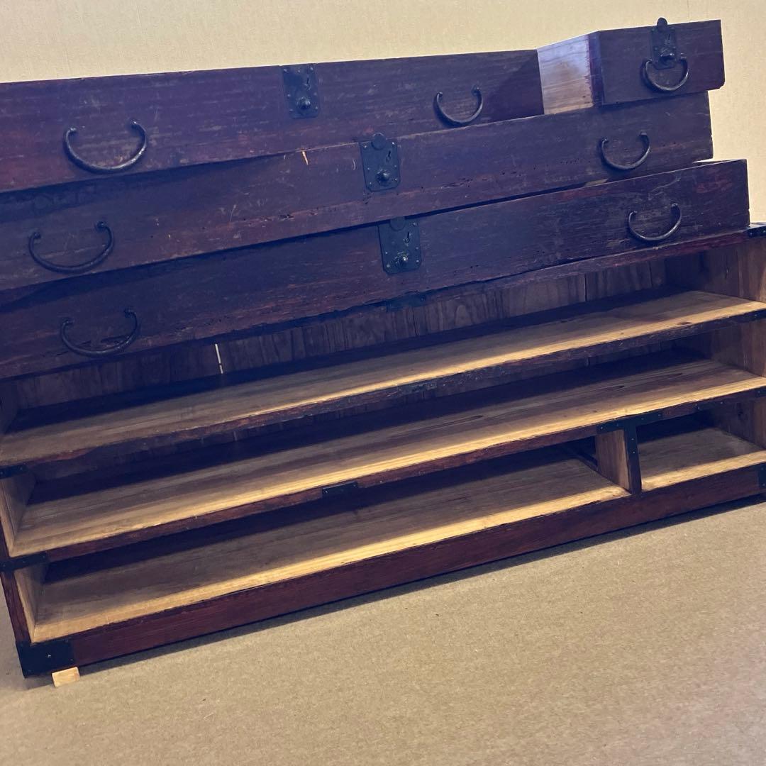 アンティークな刀箪笥（外枠概寸 W116㌢、H41㌢、D33㌢）