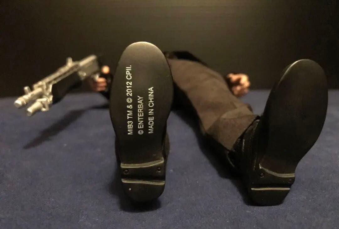 エンターベイ M.I.B3 トミー・リー・ジョーンズ 1/6 フィギュア