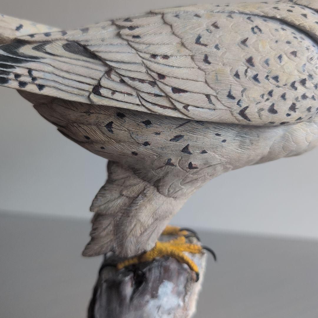 猛禽類の彫刻 シロハヤブサ バードカービング 木彫りの野鳥 野鳥彫刻