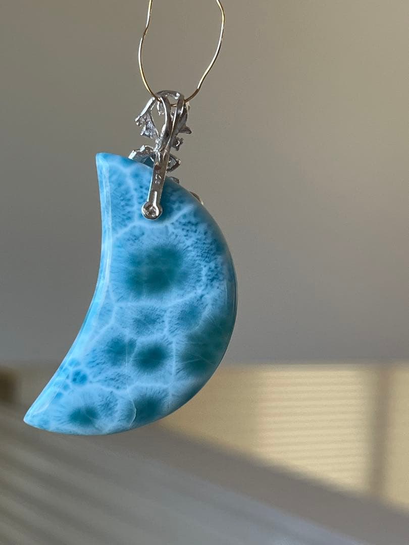 天然石☆高品質！ラリマー大きめ月型ペンダントトップ☆シルバーお魚