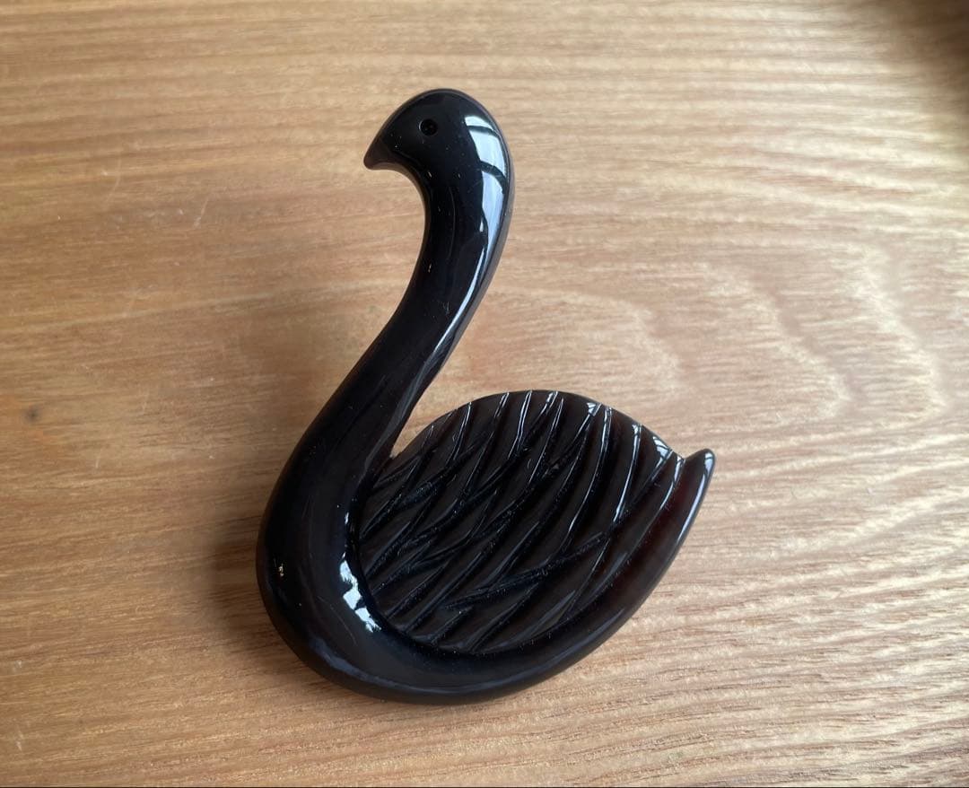 Sally Scott 黒鳥 水牛の角 ブローチ