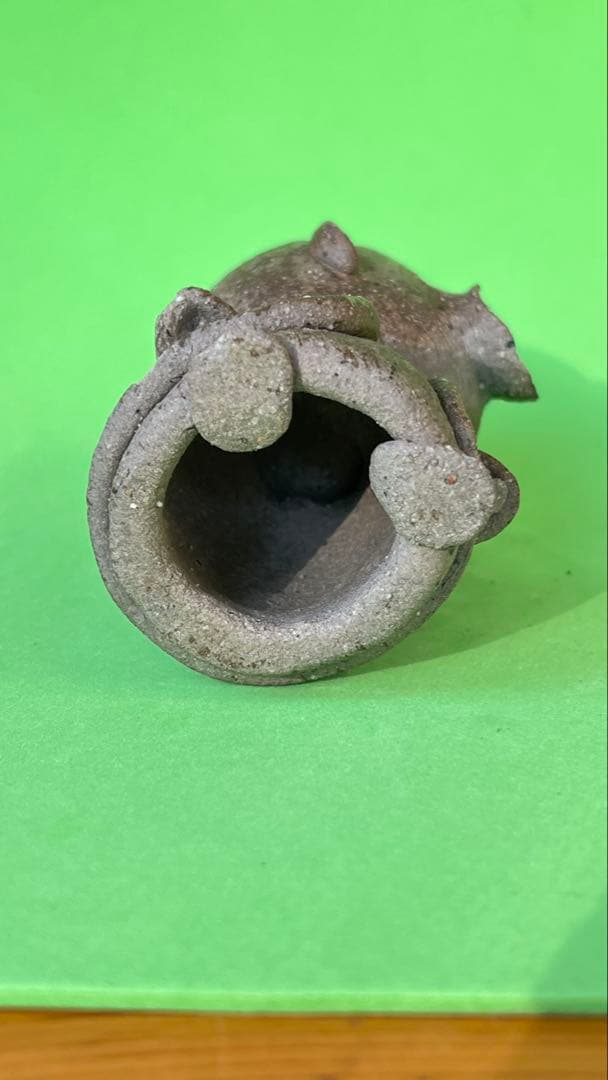 村長自画像 陶器製の口を開けた人形 約10cm カケ有り