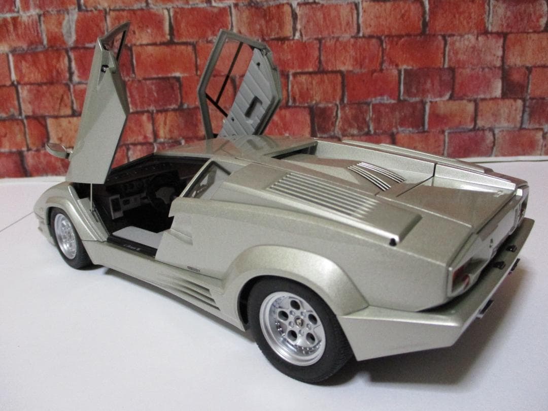 オートアート　1/18 ランボルギーニカウンタック 25th アニバーサリー