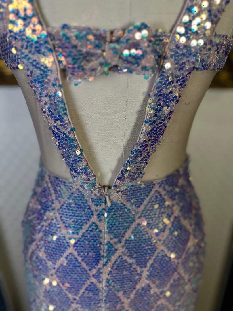 スパンコール装飾の青紫色ドレス