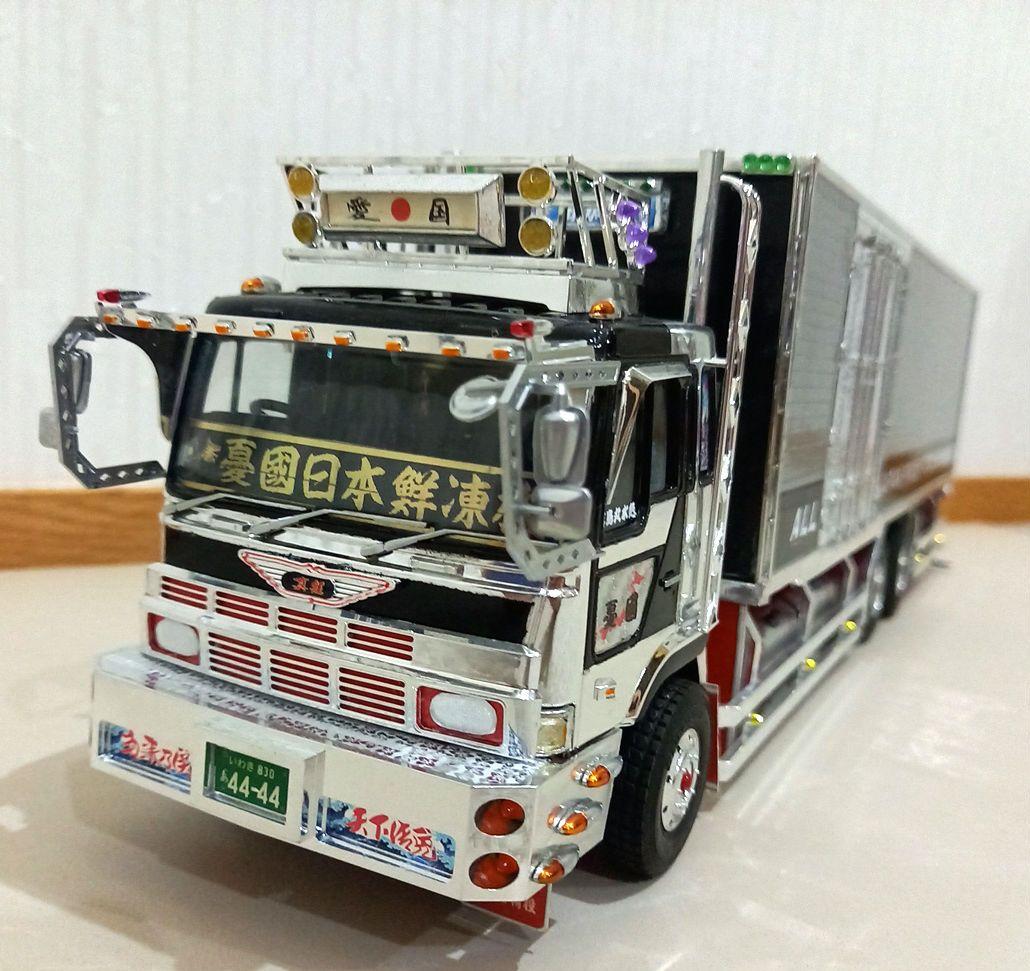 アオシマ1/32 デコトラプラモデル完成品 日野プロフィアKFグリル仕様