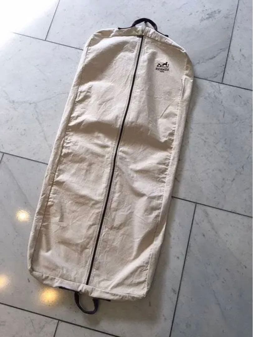 プレス関係者用「エルメス」ガーメントケース 背面には靴ポケット装備