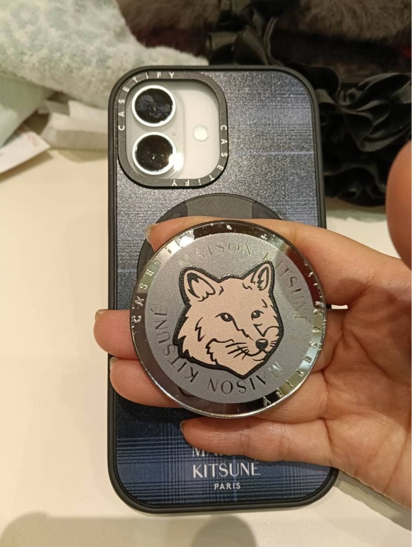 iPhone17限定ver. メゾンキツネCASETiFYのケース(グリップ付き - メルカリ