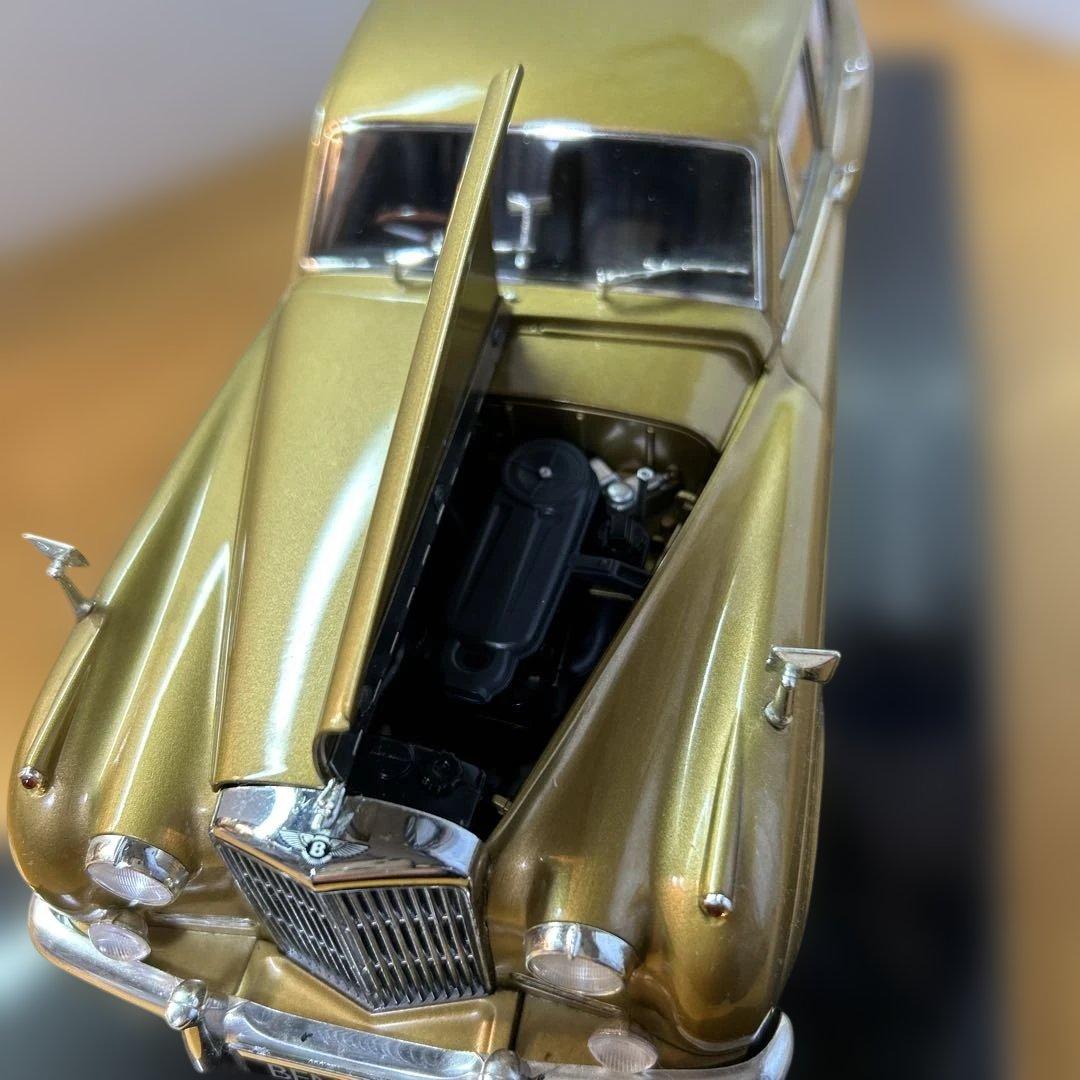 BENTLEY フィギュア付きピンバッチ付き