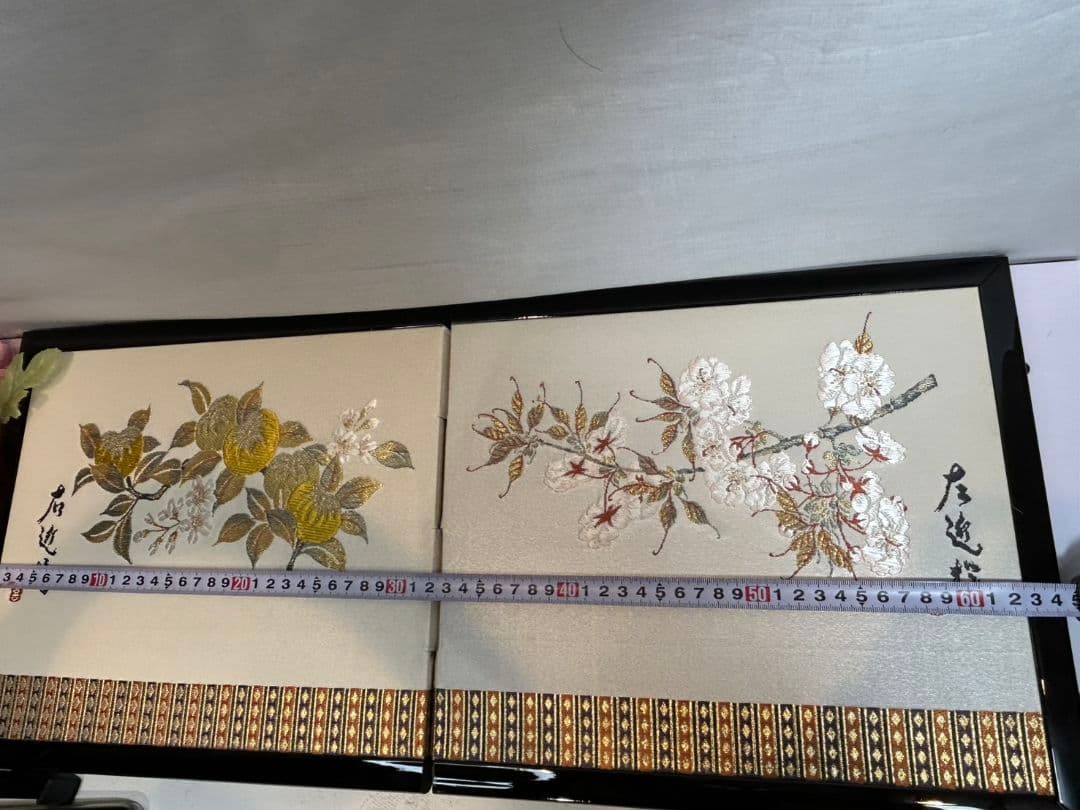 桜と花の美しい刺繍が施された屏風