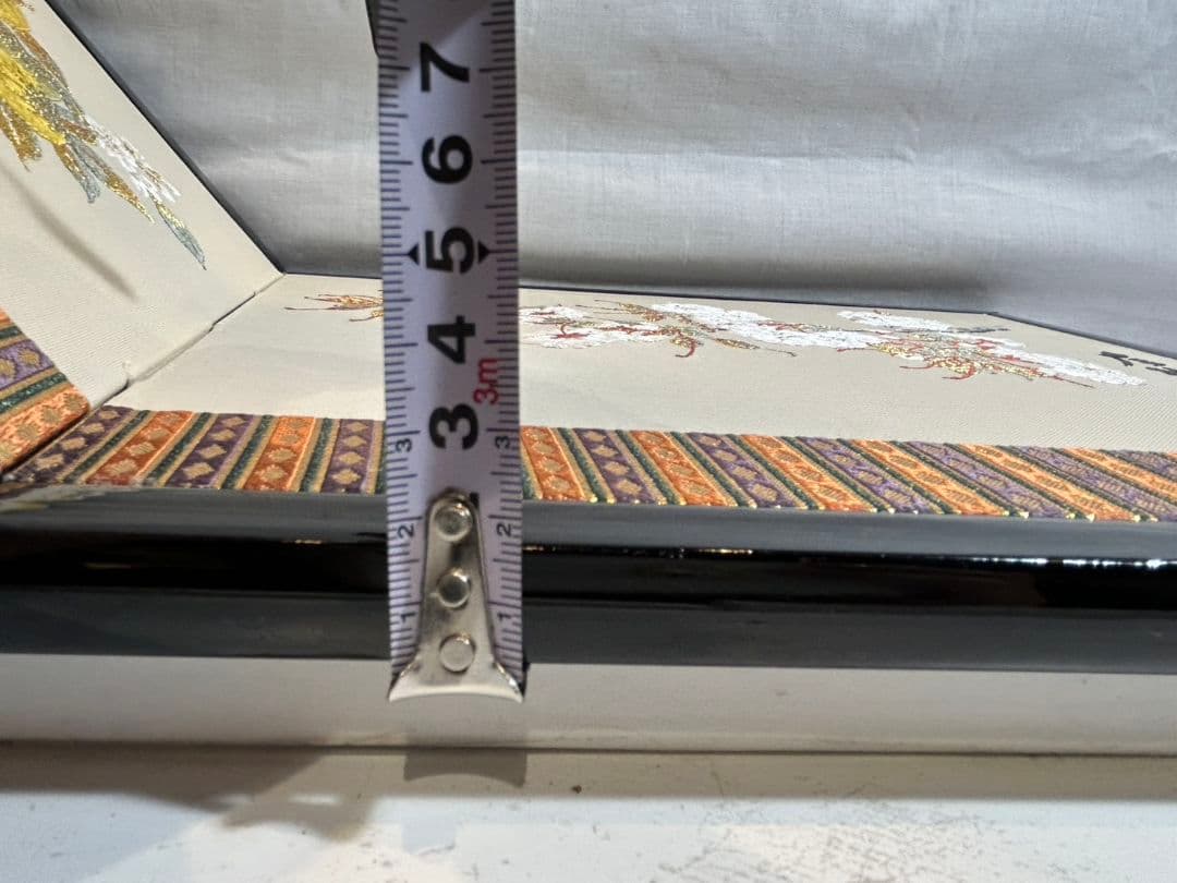 桜と花の美しい刺繍が施された屏風