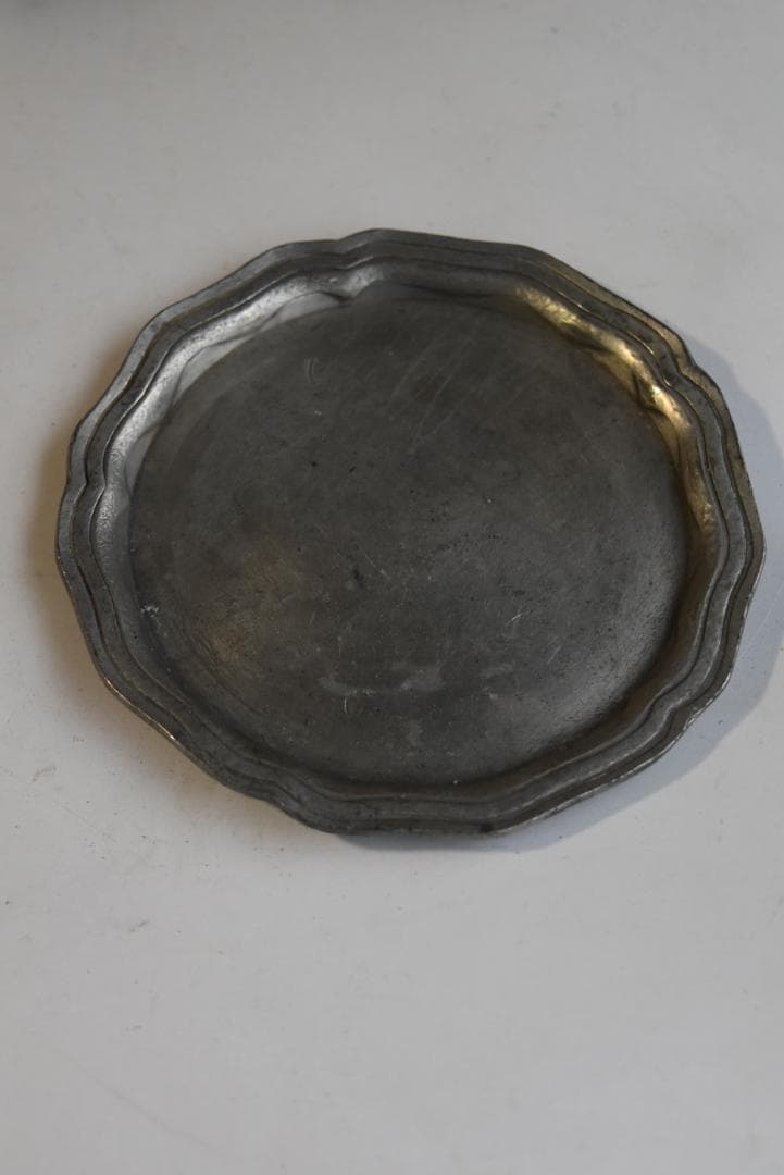 フランスアンティーク エタン ピューター 花リム小皿（10.5㎝）印有