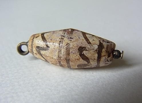 ☆G2601☆古代ストーンビーズ (A45)クシャン 白い紅玉髄 エッジド