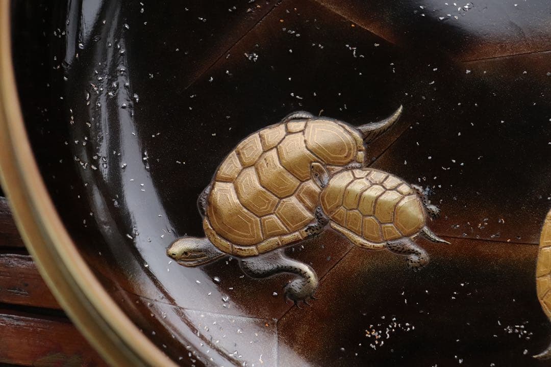 茶道具　古い食籠　雪輪に梅　亀　金蒔絵　闇蒔絵　木製　菓子器　梨子地　漆器　亀甲