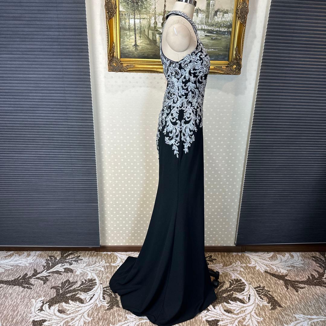 ブラックハイネック刺繍ドレス