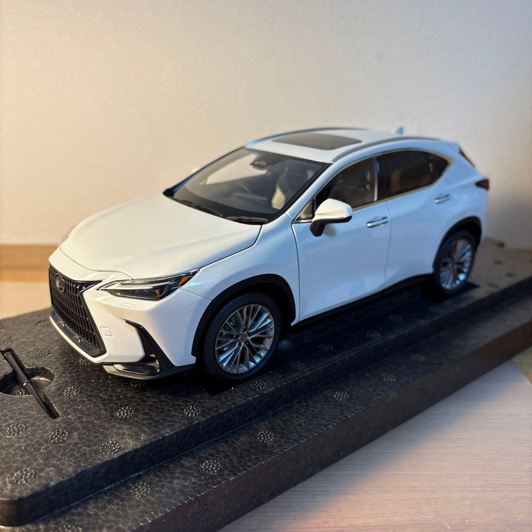 京商　レクサス　NX 450h+ 1/18 ミニカー　ホワイト