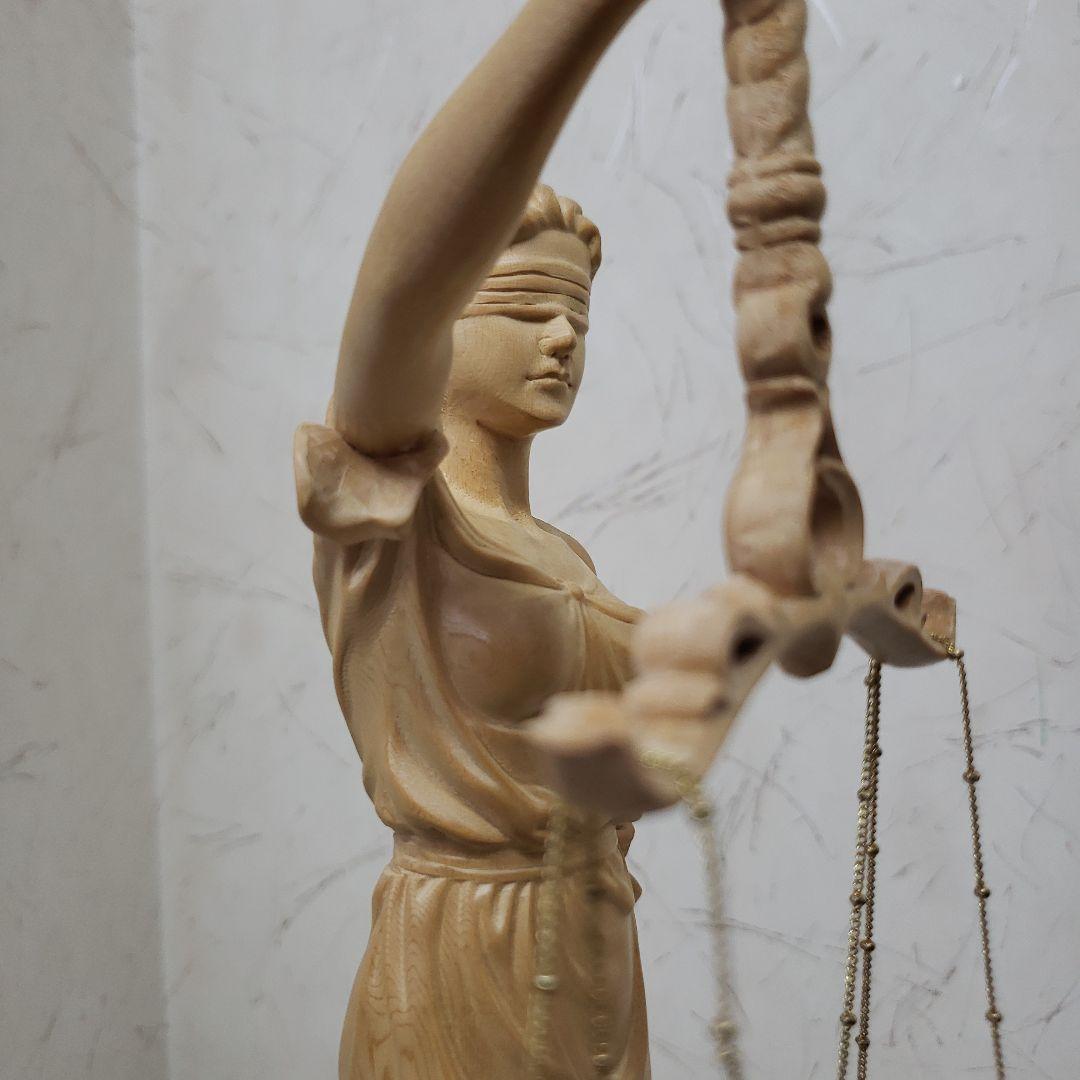 Bフライデー蔵出特価希少彫り裁判所のシンボルヒバ材 正義の女神像ユース