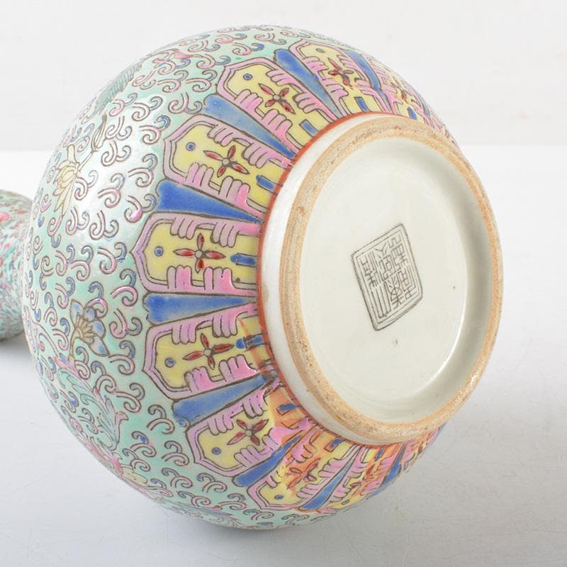 中国 大清康煕年製 粉彩纏枝花卉文 蒜口瓶 V