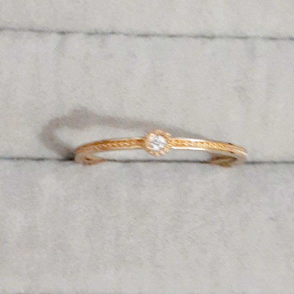 エテ K10YG レイヤード ミル打ち 1粒ダイヤモンド リング