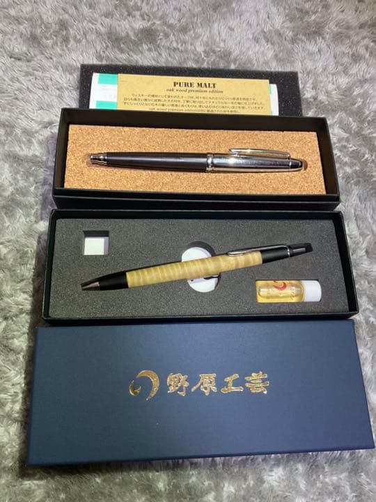 野原工芸 木のシャープペンシル、と、三菱鉛筆のピュアモルト ボールペン
