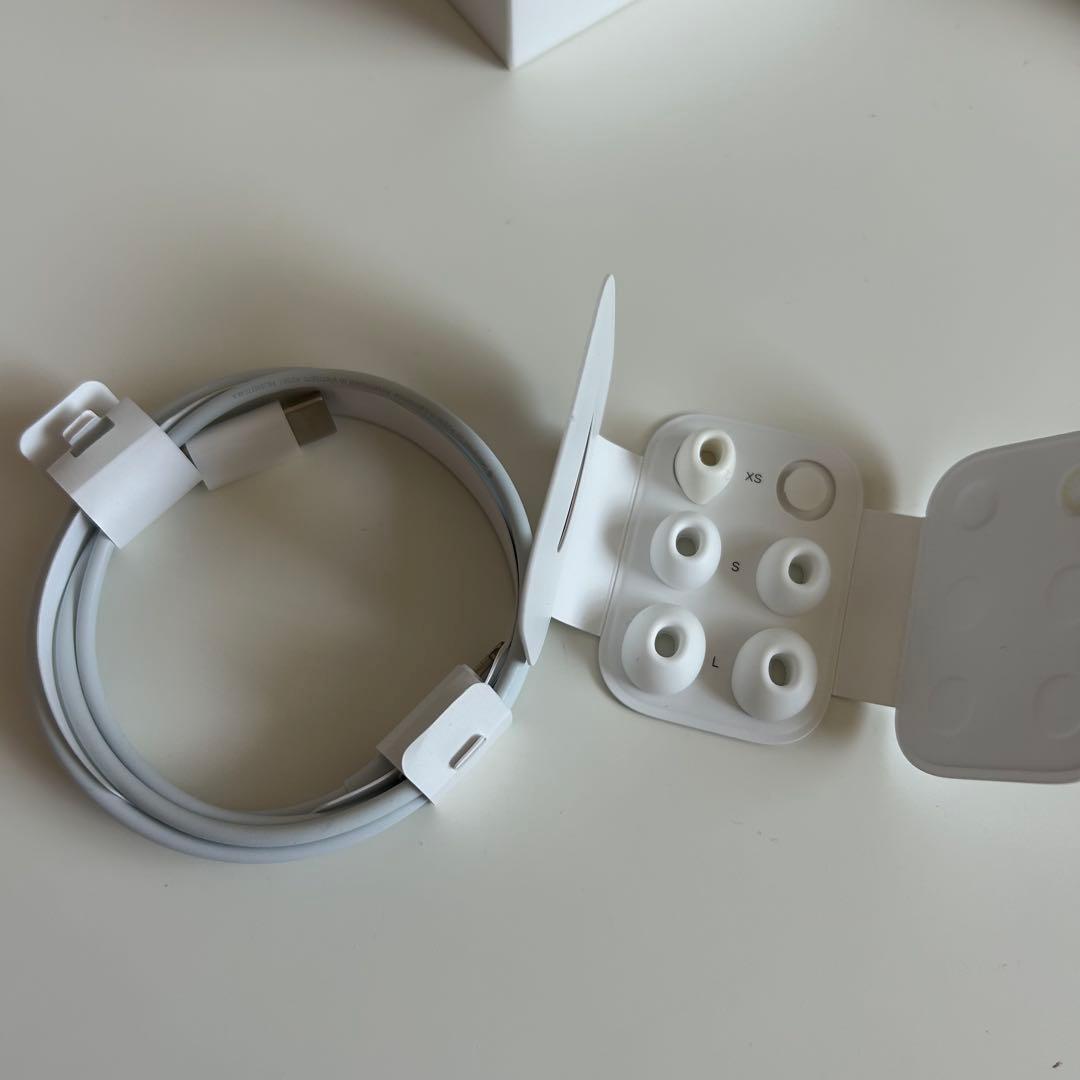 AirPods Pro 2 本体 充電ケーブル/イヤーチップ付 - メルカリ