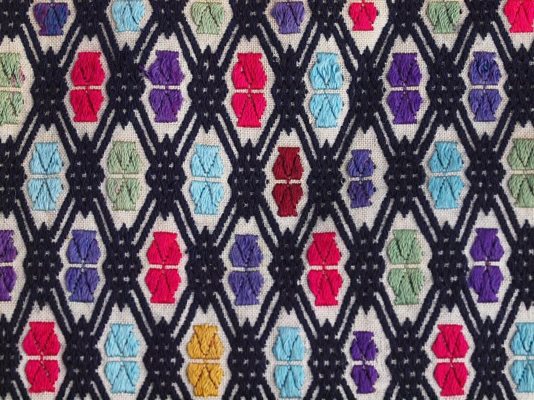 中国貴州省で入手、約300の格子状菱形紋に6花弁紋