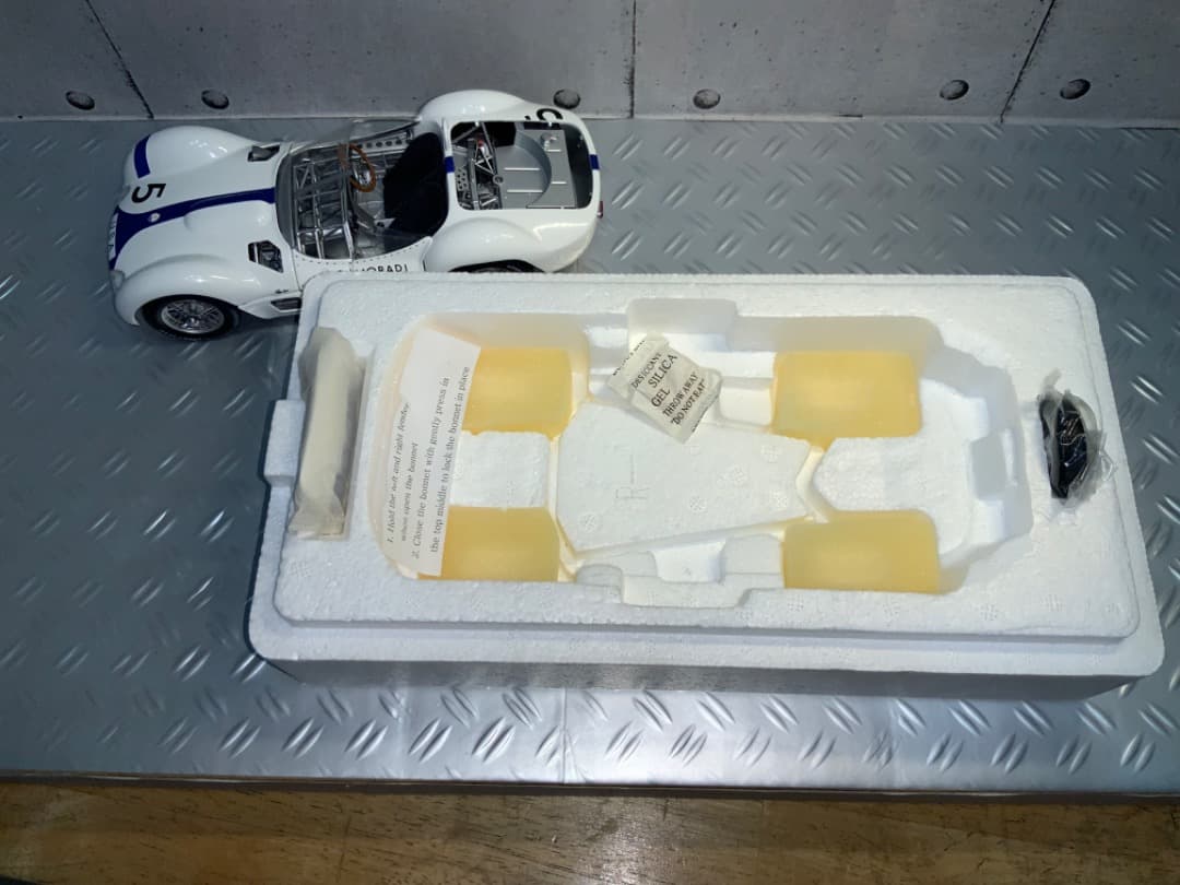 ミニカー　1/18 マセラティー　ティーポ61 ミニチャンプス