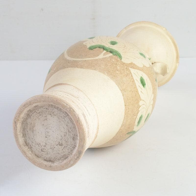 中国 遼白地緑彩刻花卉文 輪花口瓶 C 9243A - メルカリ