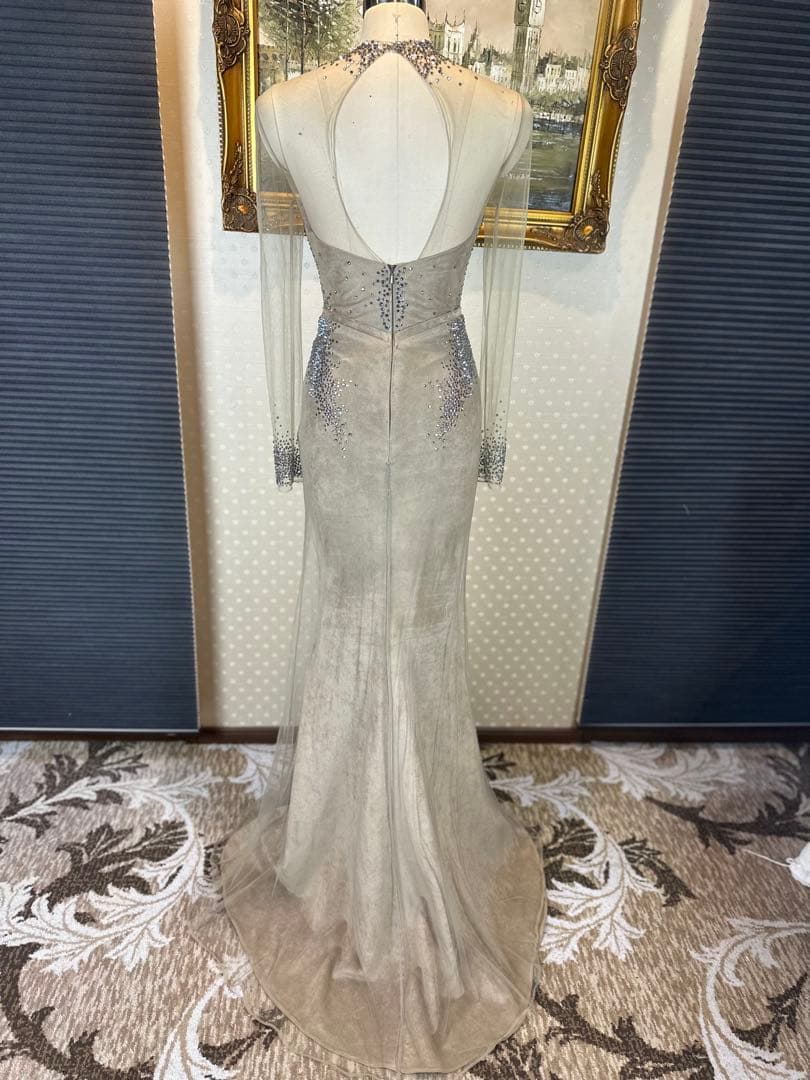 ビーズ装飾付きグレーベージュ色パーティードレス