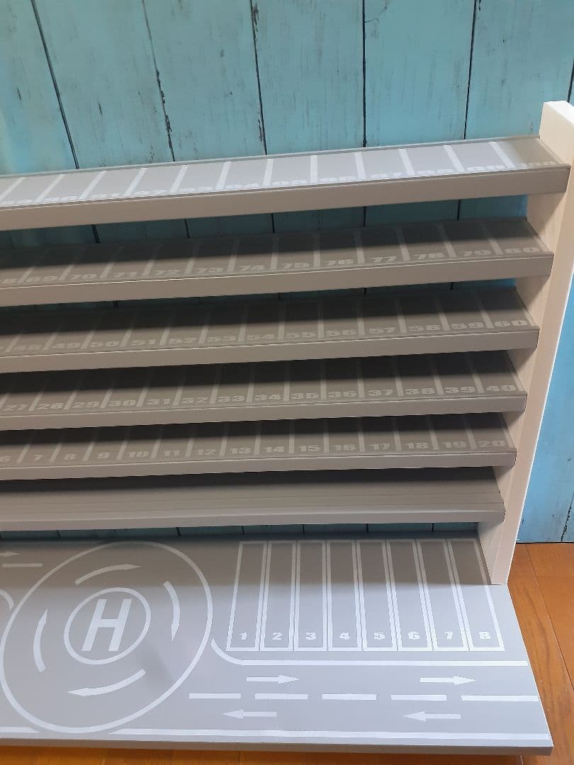 縞田　最新版自作トミカプラレール収納棚110台ロータリー交差点ヘリポート付