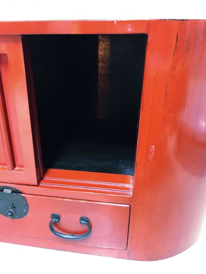 赤い漆塗りの形のローキャビネット 和モダン 神奈川県座間市での