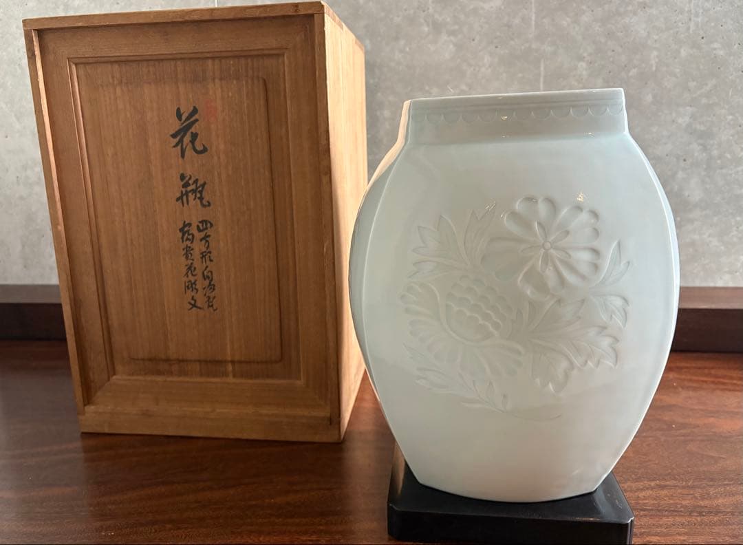 河村蜻山 大きな花瓶5.8kg 高さ29.5cm 四方形白磁富貴花彫文牡丹柳宗悦 河村蜻山 大きな花瓶5.8kg 高さ29.5cm 四方形白磁富貴花彫