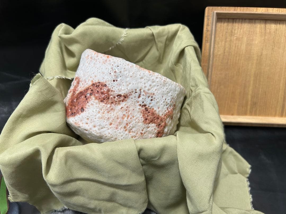 究極の美◾️蔵から桐箱に入った美しい蛇？が描かれ